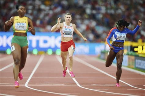 Kryscina Cimanouska omdlała po biegu Stadion opuszczała na wózku