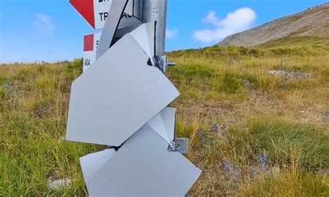 Civitella Del Tronto Vandalizzata La Nuova Segnaletica Sulla Montagna