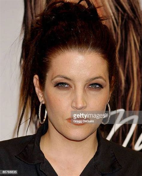 45 Photos Et Images Haute Résolution De Lisa Marie Presley Signs Her