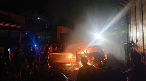 Mobil Pengetap BBM Hangus Terbakar 4 Orang Dilarikan Ke Rumah Sakit