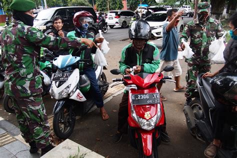 TNI Polri Bagikan 500 Nasi Bungkus Untuk Warga Terdampak Corona