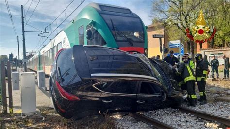 Incidente Auto Treno Al Passaggio A Livello Di Crespellano Bologna