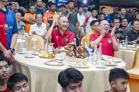 Pj Bupati Sandi Fahlepi Dan Ribuan Warga Muba Nobar Timnas U Tetap