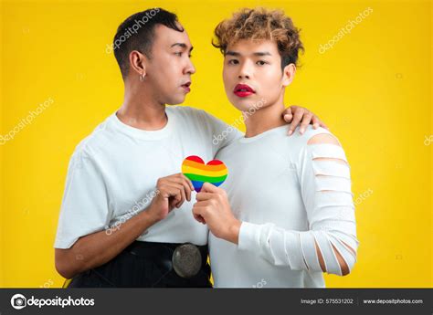 Asiatique Gay Couple Avec Fierté Drapeau Arc Ciel Papier Coeur image libre de droit par