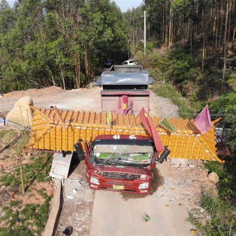 悲剧！广西一货车不顾限高撞塌门楼，车上2人当场死亡廖某重型事故