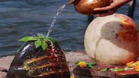 Shivling Par Jal Chadhane Ka Sahi Time Or Niyam What Is The Right Time