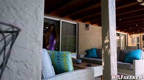 Angelica Amore Milf Cleans Naked So Good MYLFSeeker