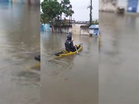 V Deo Morador Usa Caiaque Para Andar Em Rua Alagada De Sp Metr Poles