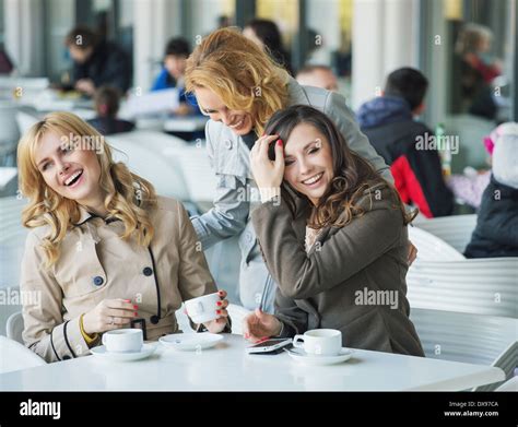 Junge blonde damen Fotos und Bildmaterial in hoher Auflösung Alamy