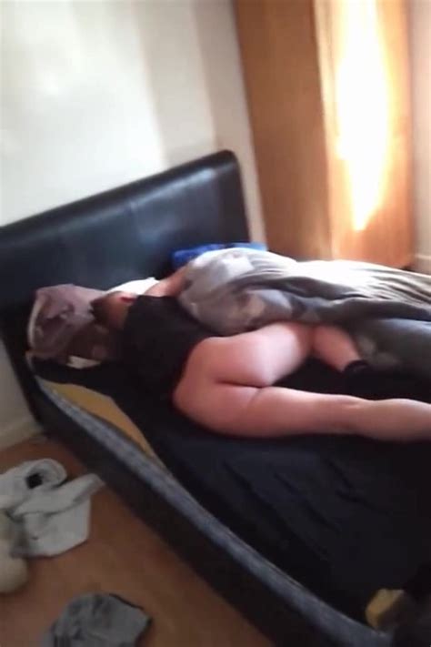 Guy caught sleeping naked video ThisVid em inglês