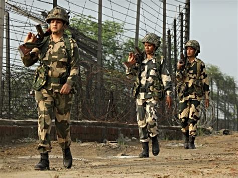 Bsf Si Hc Sarkari Naukri 10वीं 12वीं पास Bsf में इन पदों पर पा सकते