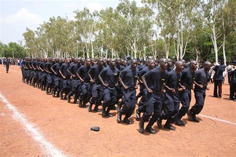 DÉBUT DE LA FORMATION MILITAIRE POUR UNE CENTAINE D AGENTS DES DOUANES