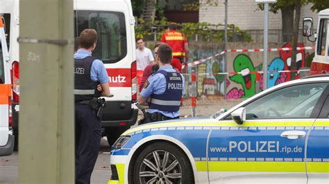 Zwei Tote Bei Messerangriff In Ludwigshafen Polizei Nennt Erste Details