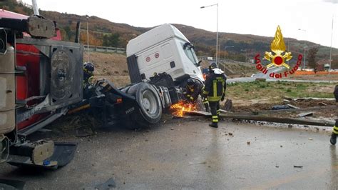 Autoarticolato Si Ribalta Lungo La Flaminia Soccorritori In Azione