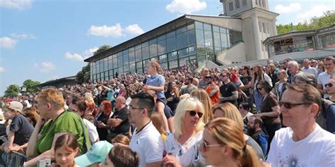 Galopp Dortmund Besucher Beim Sparkassen Renntag In Wambel