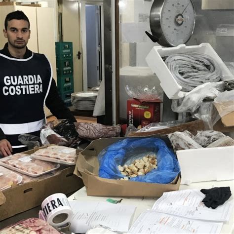 Pesce Conservato Male Pronto Per Il Cenone Di Capodanno Maxi Sequestro