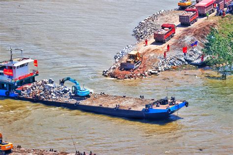 直击湖南华容团洲垸洞庭湖大堤决口封堵现场