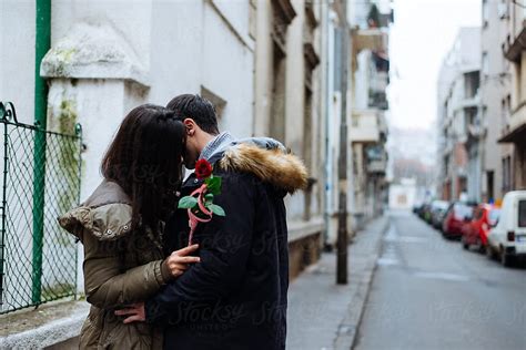 «young Couple Hugging On The Street Del Colaborador De Stocksy «mosuno