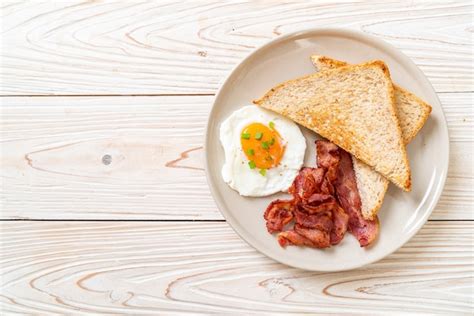 Premium Photo Fried Egg With Toasted Bread And Bacon