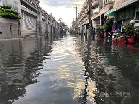 逢年度大潮海水倒灌 屏東東港水漫道路、溢淹民宅 地方 中央社 Cna