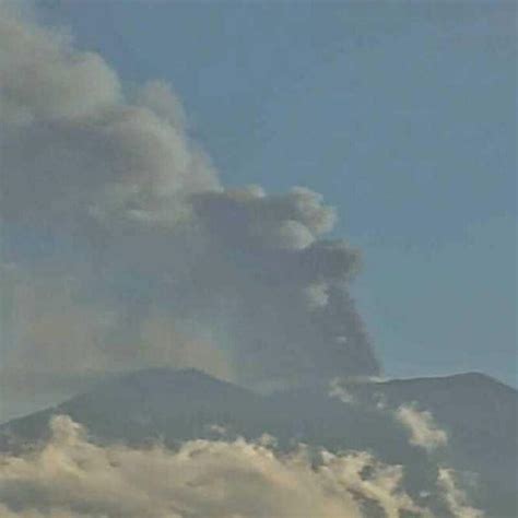 L Etna dà spettacolo fontana di lava nella notte rallenta la colata