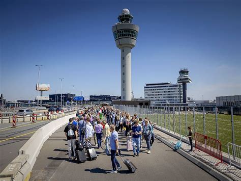 Hunderte Flüge gestrichen In den Sommerferien droht das Flug Chaos n