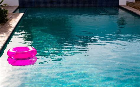 Tubo Inflable Que Flota En Una Piscina En Patio Trasero Imagen De