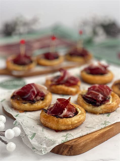 Canapés de hojaldre con queso y jamón ibérico de bellota Anabel Ibéricos