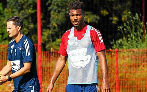 Stade Brestois Steve Mouni Marque Un But D Cisif Avec Le B Nin Face