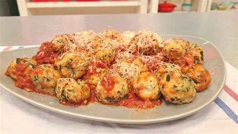 Malfatti De Espinaca Con Salsa De Tomates