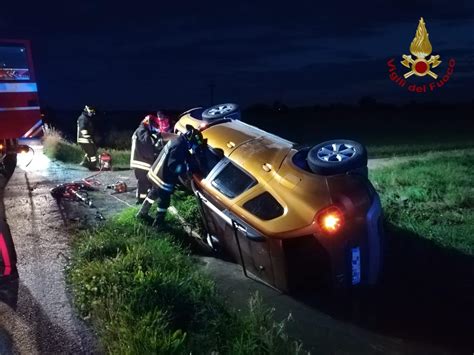 Esce Di Strada E Si Ribalta In Un Fosso Enne Liberato Dall Abitacolo