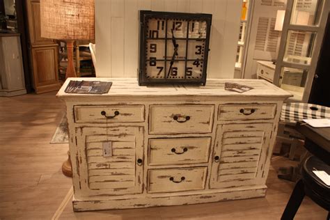 Distressed Furniture for Relaxed Design and Style