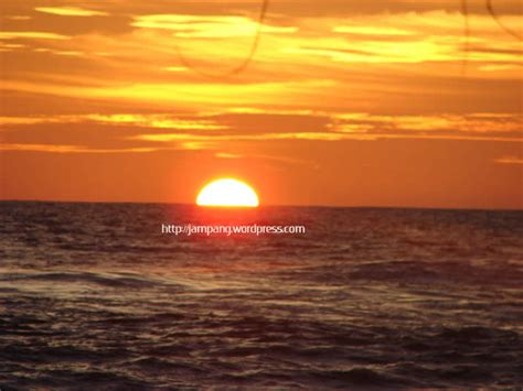 Lukisan Pemandangan Pada Waktu Senja Di Laut Dengan Warna Panas 3