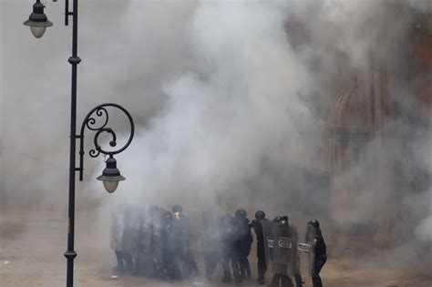 Normalistas De Ayotzinapa Lanzan Cohetones A Palacio Nacional Central