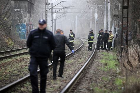 Tragedia na torach w Krakowie Pociąg śmiertelnie potrącił mężczyznę