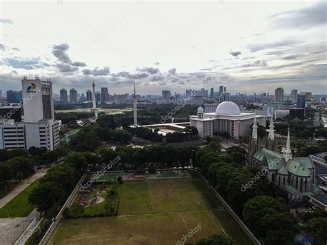 Vista A Rea De La Catedral De Yakarta Y La Mezquita De Istiqlal Es La