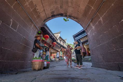 Calle De Paso En Arco En La Ciudad Antigua De Fenghuang Foto Editorial