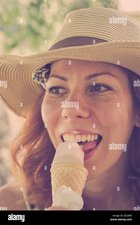 Anciana Comiendo Helado Fotografías E Imágenes De Alta Resolución Alamy