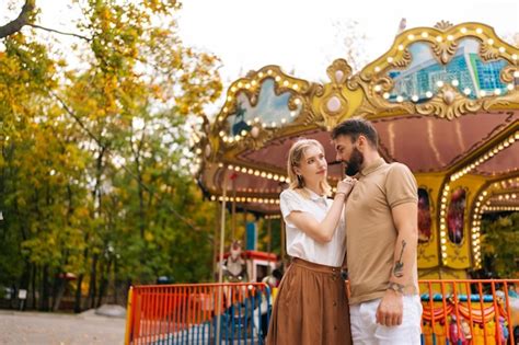 Vista en ángulo bajo de una pareja joven y romántica enamorada de pie