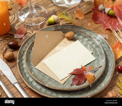 Herbst Rustikale Tischeinstellung Mit Leerer Platzkarte Und Umschlag