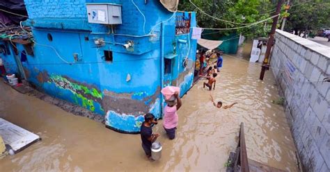 Extreme Flood Alert In Delhi As Yamuna Breaches 208 46m Mark