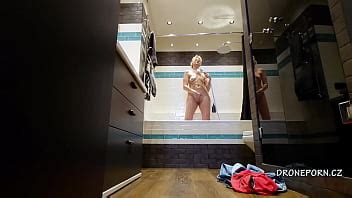 MILF checa masturbándose en la ducha XVIDEOS