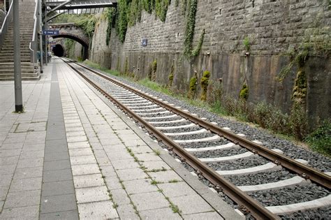 Bahnhof Gleis Schienen Kostenloses Foto Auf Pixabay Pixabay