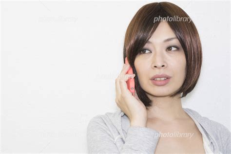 スマートフォンで通話する女性 写真素材 6836308 フォトライブラリー Photolibrary