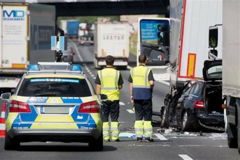 Wagen Berschl Gt Sich Auf Autobahn Drei Kinder Verletzt