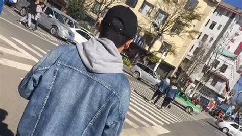 Momen Tak Sengaja Orang Pakai Baju Sama Di Trotoar Jalan Ini Kocak Hot Liputan