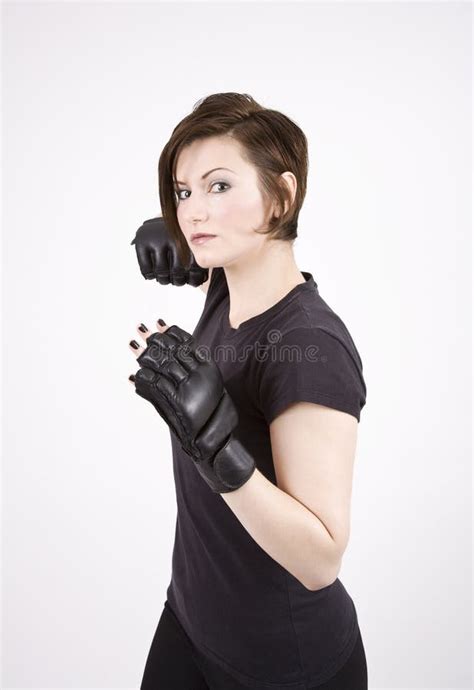 Posizione Seria Del Pugile Di Scossa Del Brunette Fotografia Stock Immagine Di Nero Bello