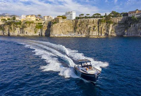 Sorrento Excursi N Privada A Capri En Un Barco Gozzo Getyourguide