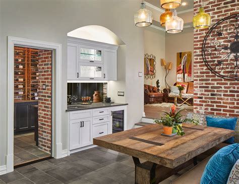 Breakfast Area And Wine Room With Dividing Glass Wall Klassisch