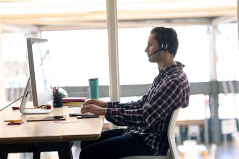 Dise Ador Gr Fico Masculino Trabajando En La Computadora En El